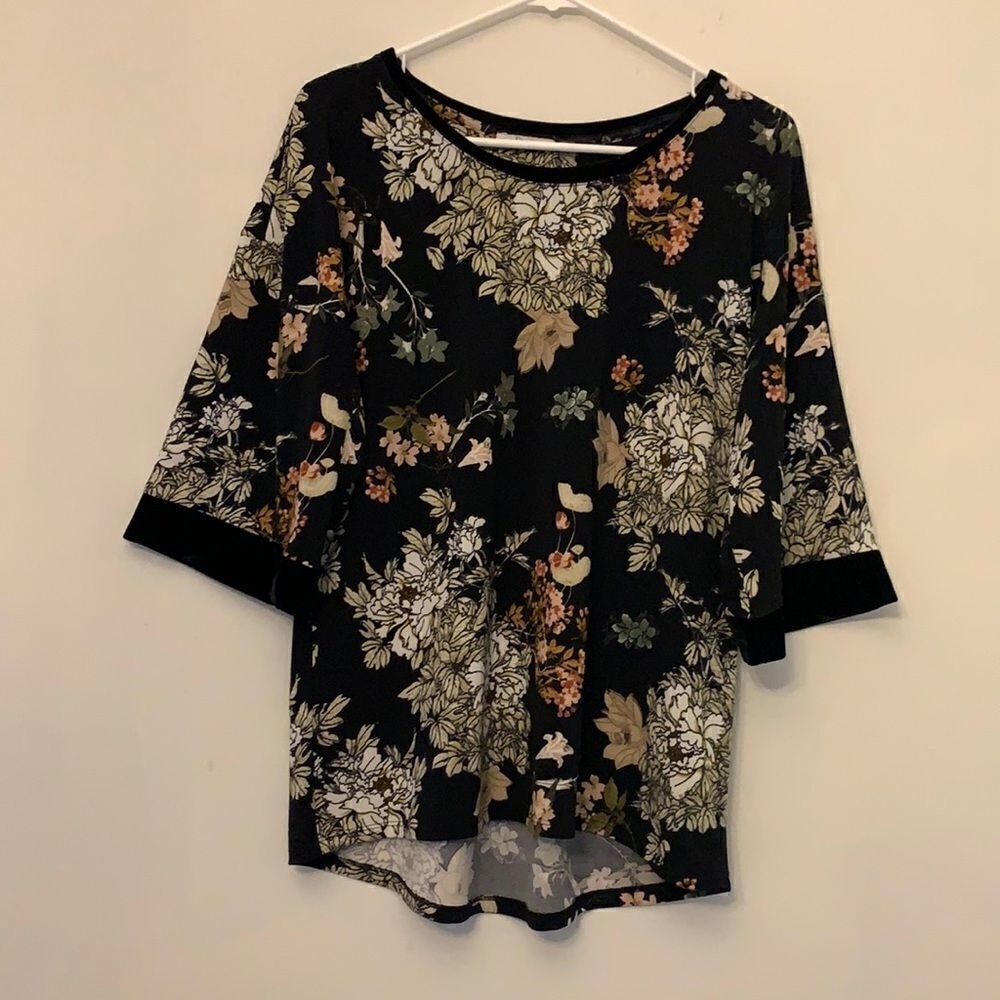 Dex black and floral blouse with velvet trimmed cuffs and neckline. Size M 26”